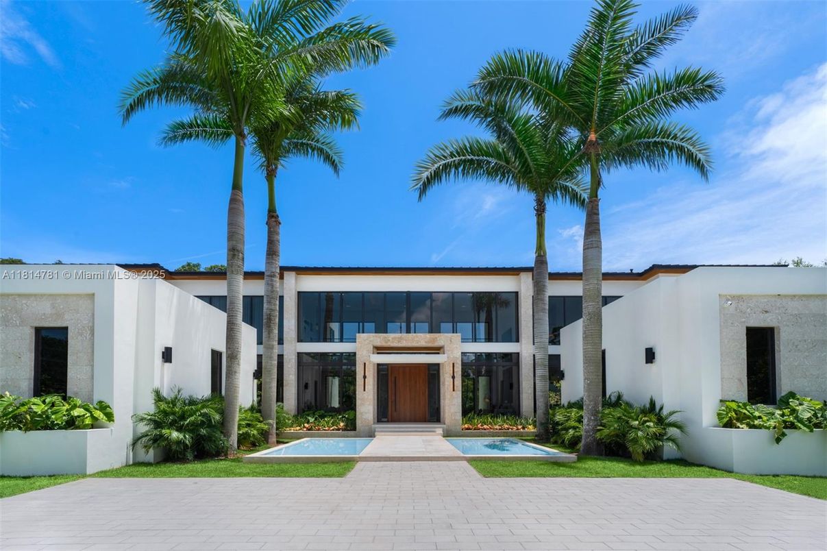 Exterior, Facade, Modern