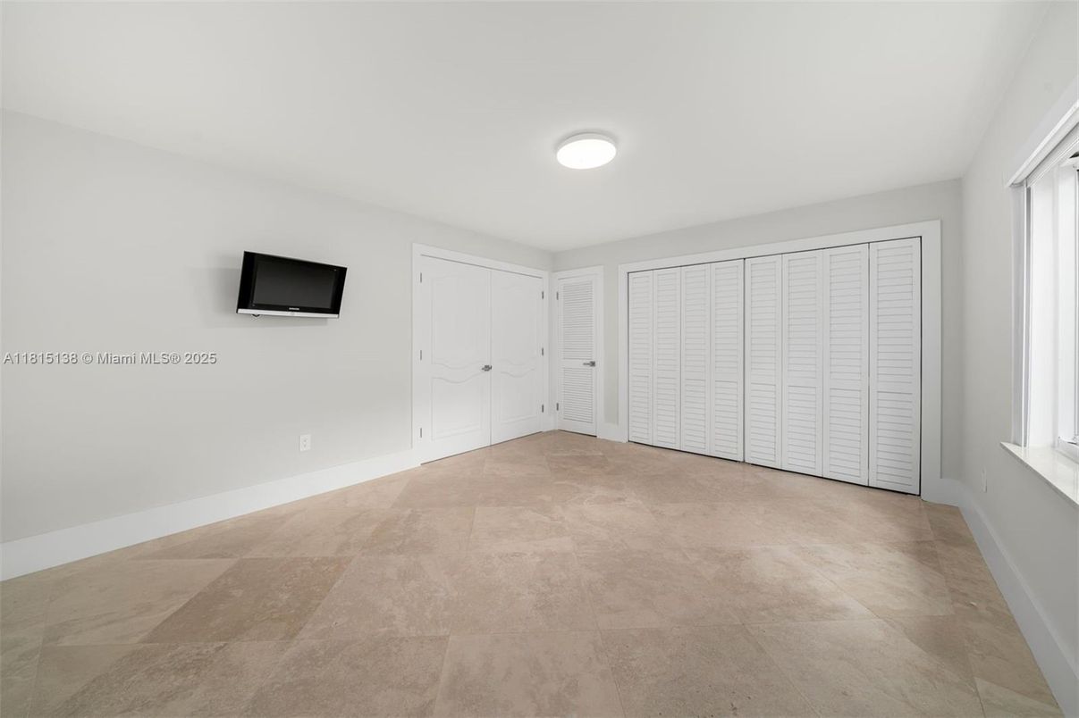Empty room, Interior