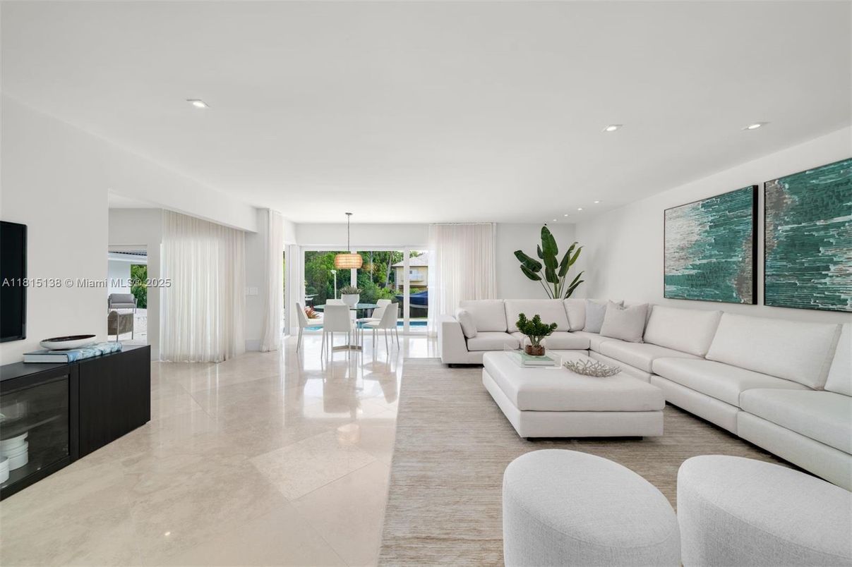 Dining room, Interior, Living room, Pendant Lights, Recessed Lighting