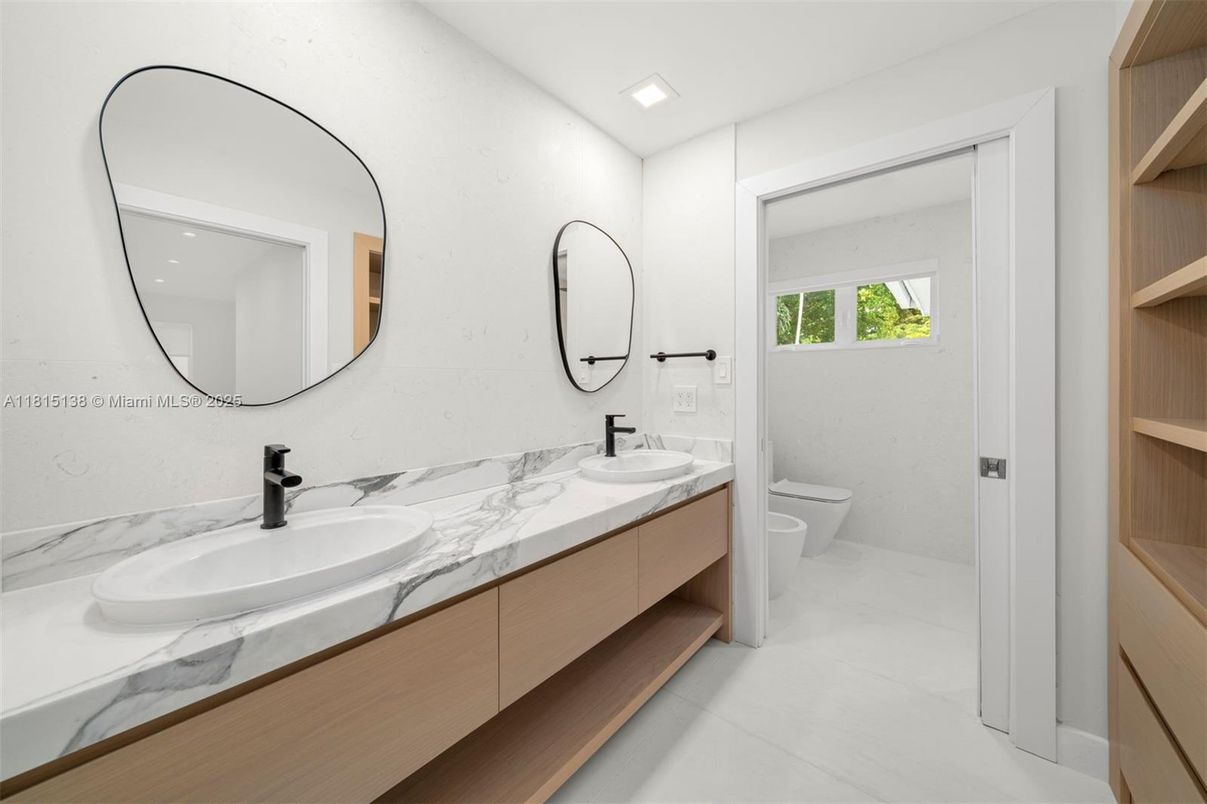 Bathroom, Dual Sink Vanities, Interior, Recessed Lighting