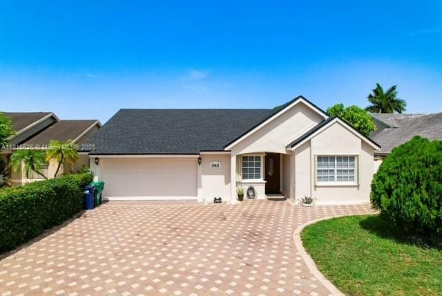 Attached, Exterior, Facade, Ranch
