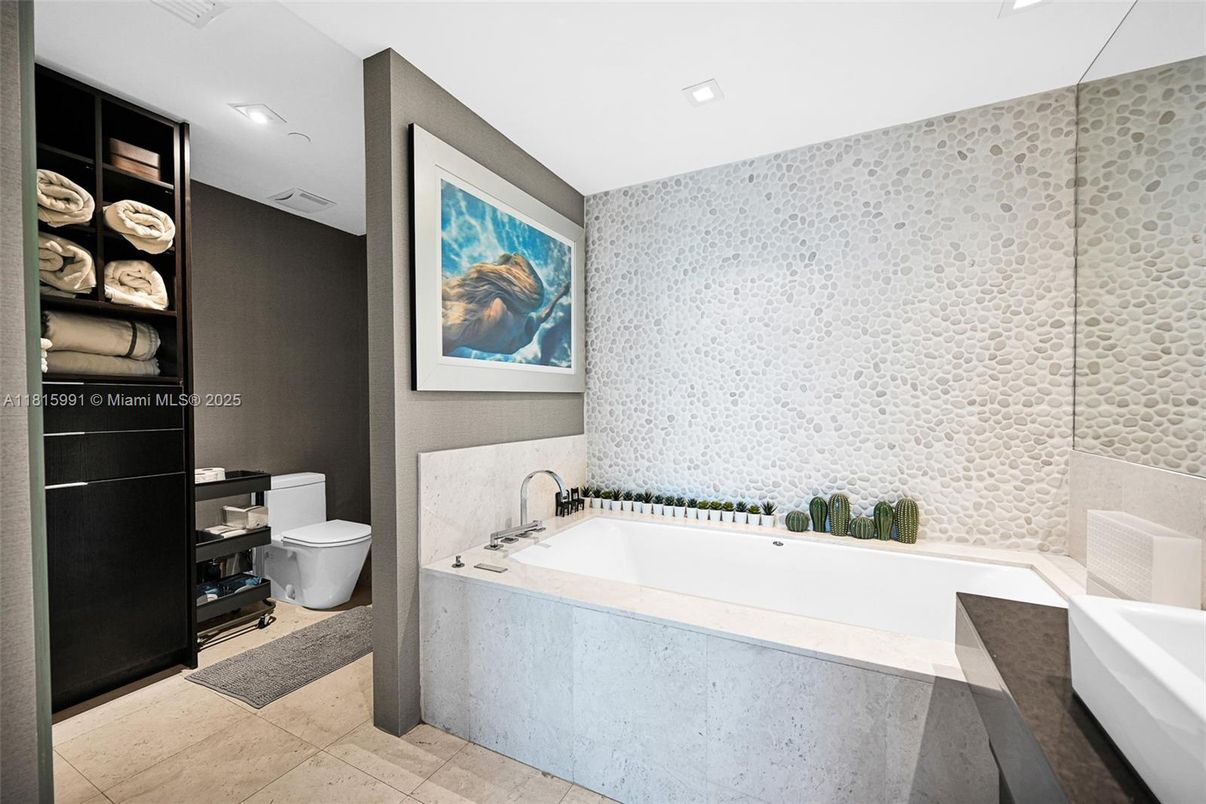 Bathroom, Interior, Recessed Lighting