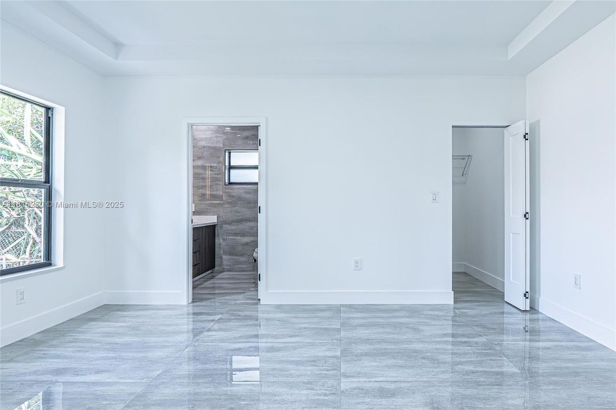 Empty room, Interior