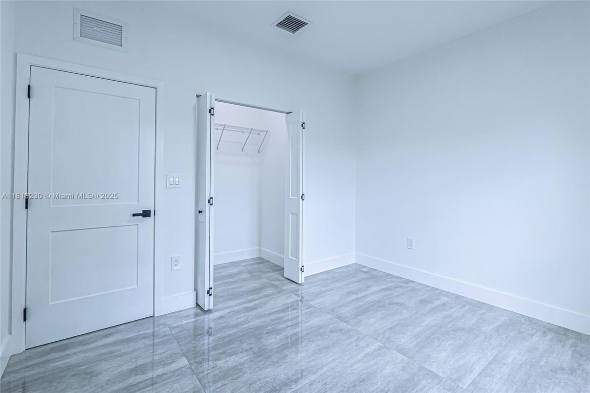 Empty room, Interior