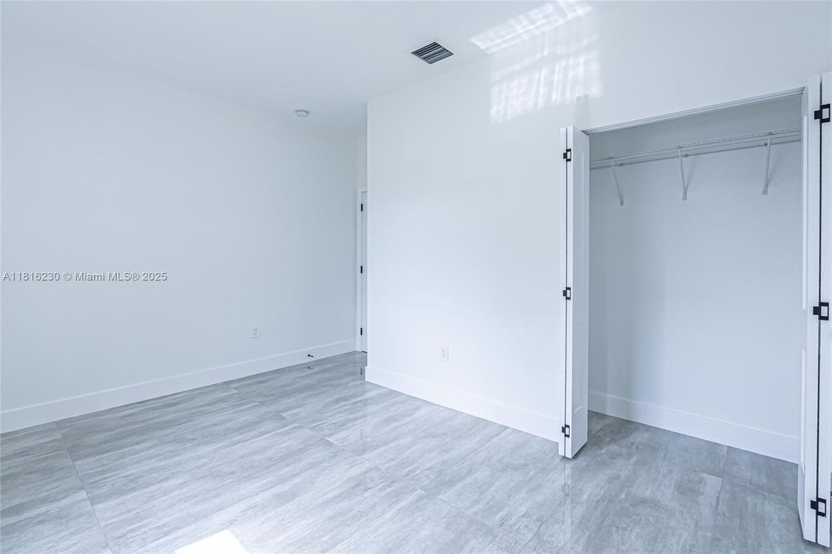 Empty room, Interior