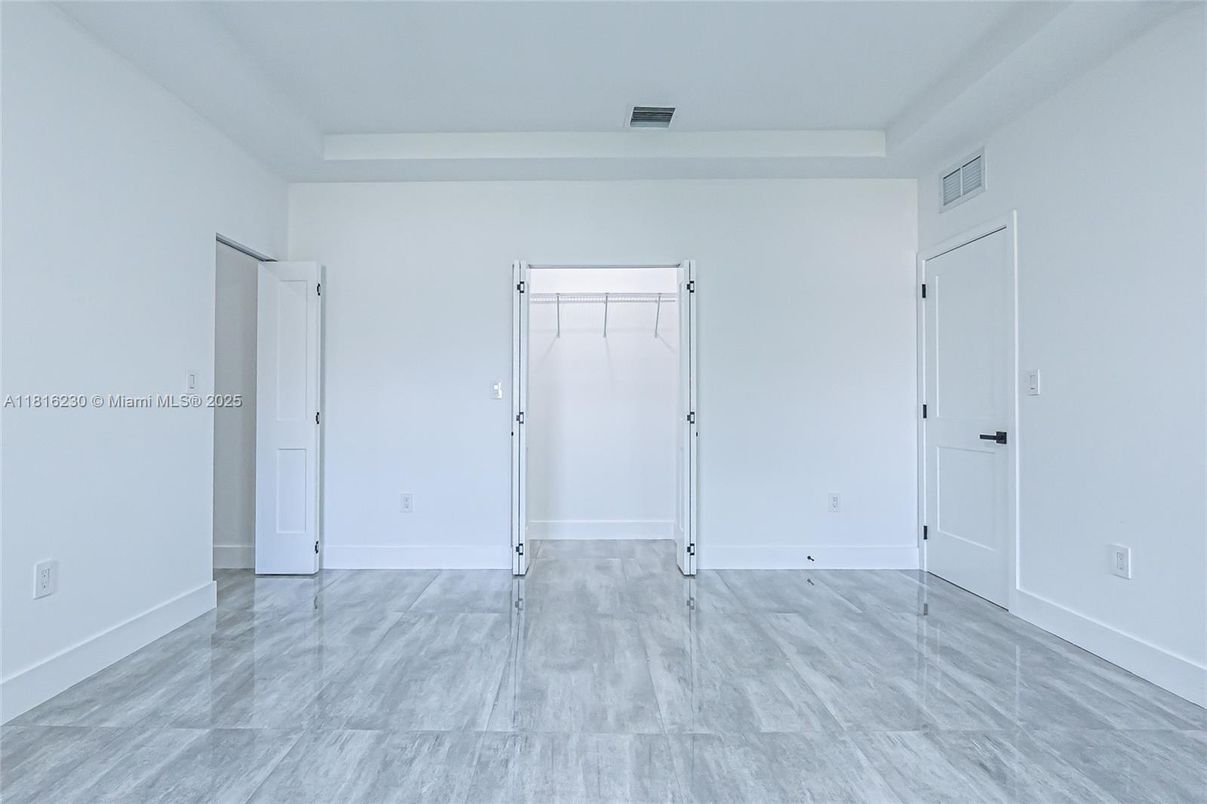 Empty room, Interior