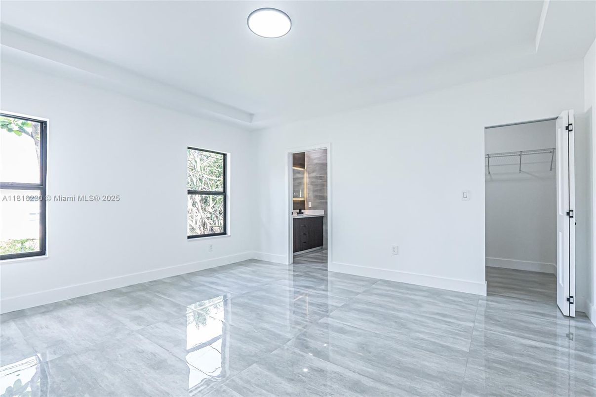 Empty room, Interior