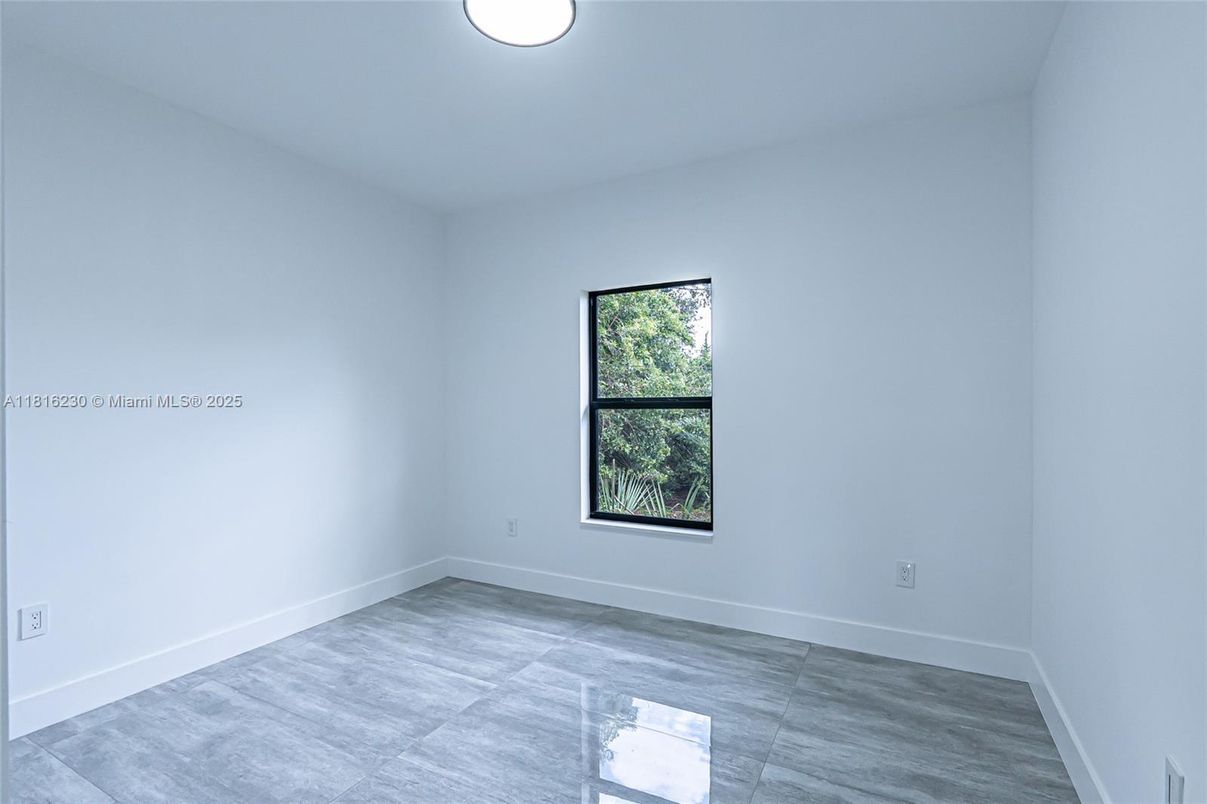 Empty room, Interior