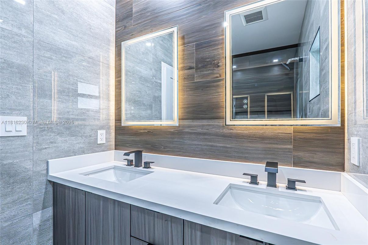 Bathroom, Dual Sink Vanities, Interior