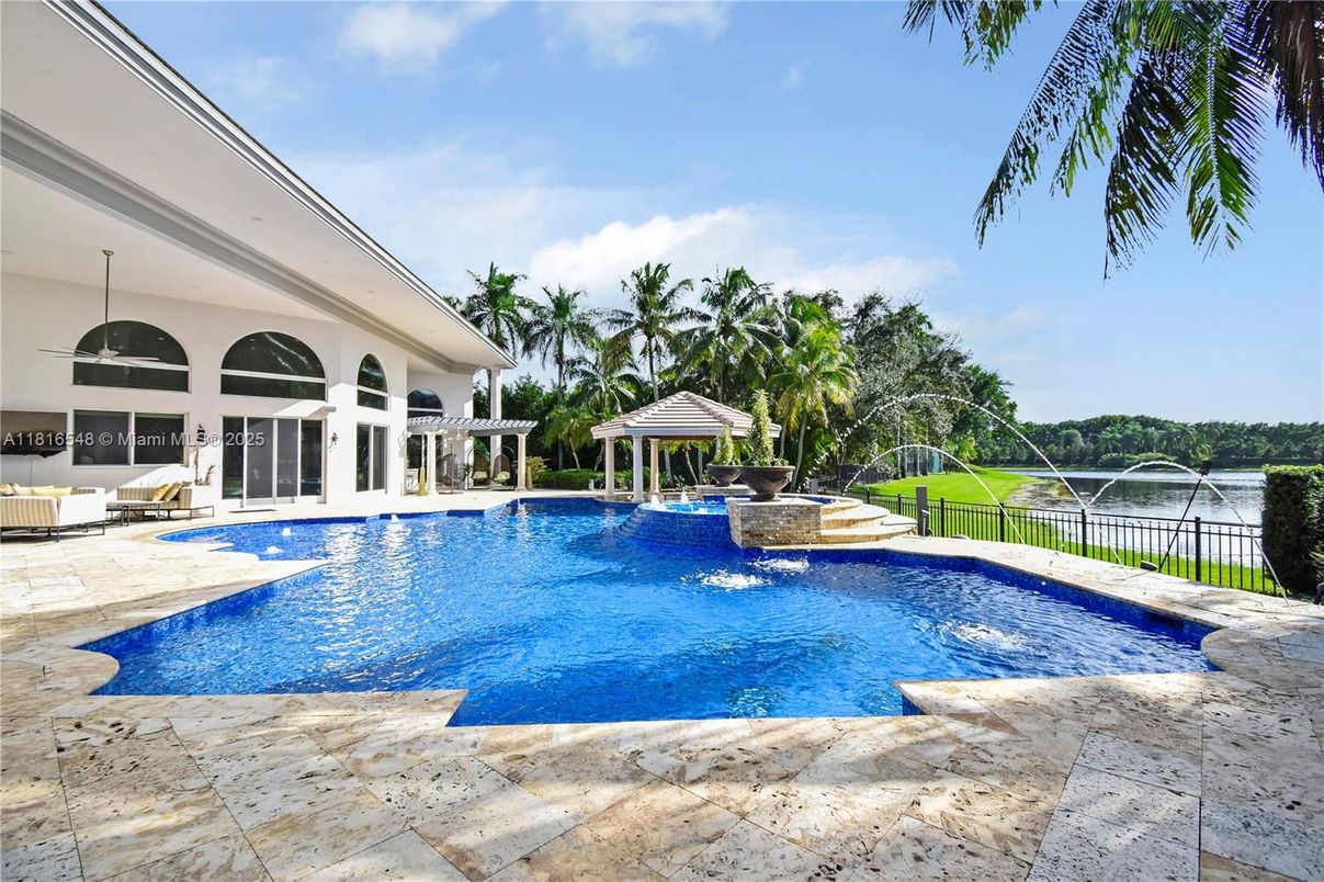 Exterior, Pool, Water
