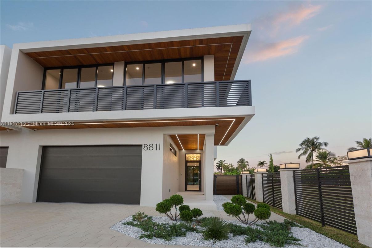 Attached, Exterior, Facade, Modern