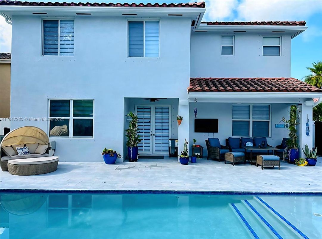 Exterior, Pool
