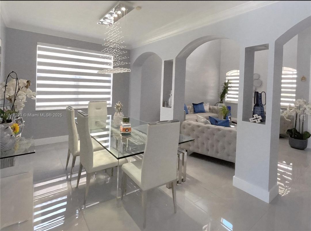 Chandelier, Dining room, Interior, Living room, Pendant Lights