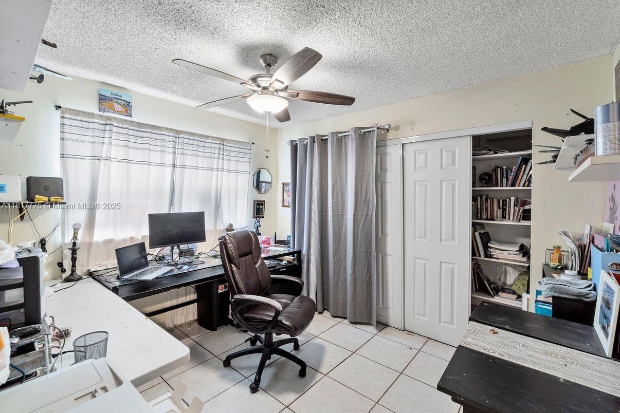 Home Office, Interior