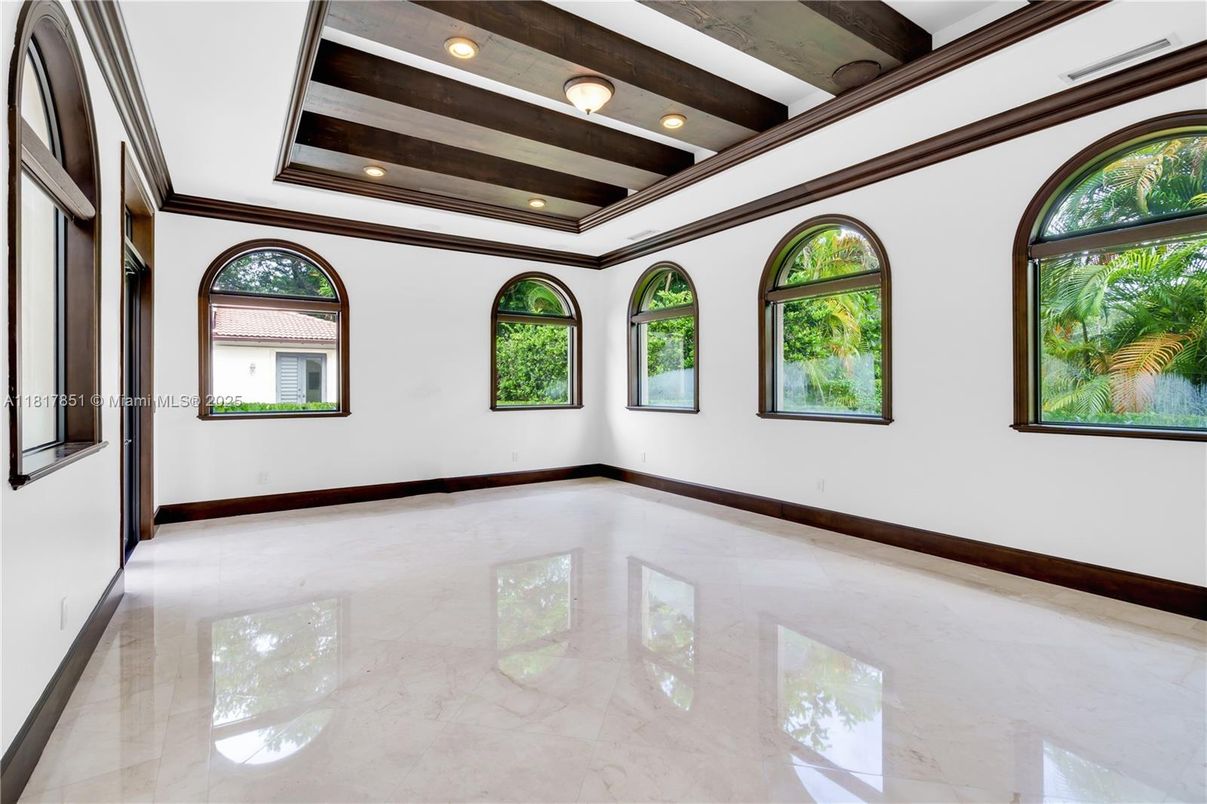 Empty room, Interior, Recessed Lighting, Wooden Beams