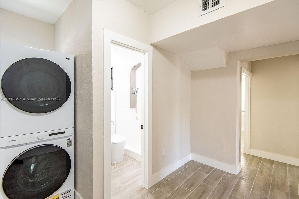 Interior, Utility Closets, Washer, Wood Texture Flooring