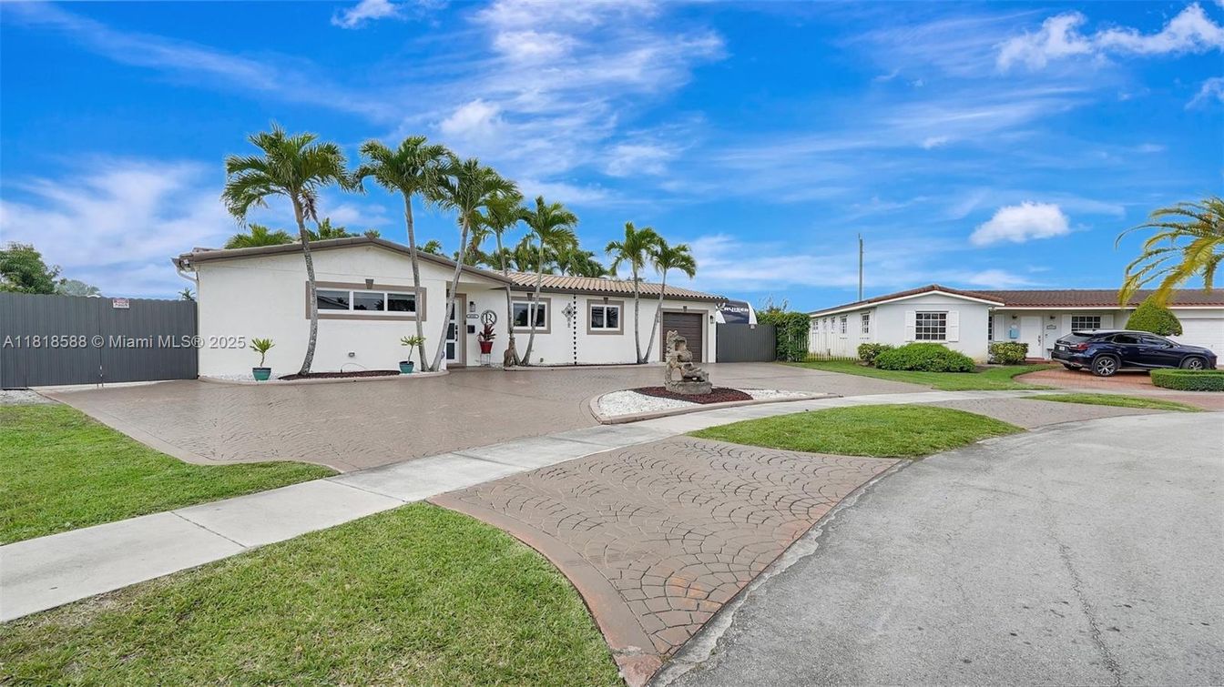 Backyard, Exterior, Facade, Ranch