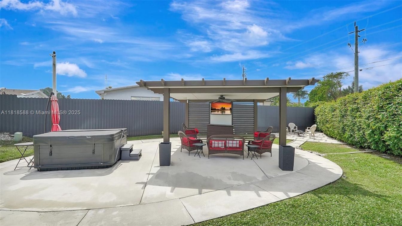 Exterior, Hot Tub