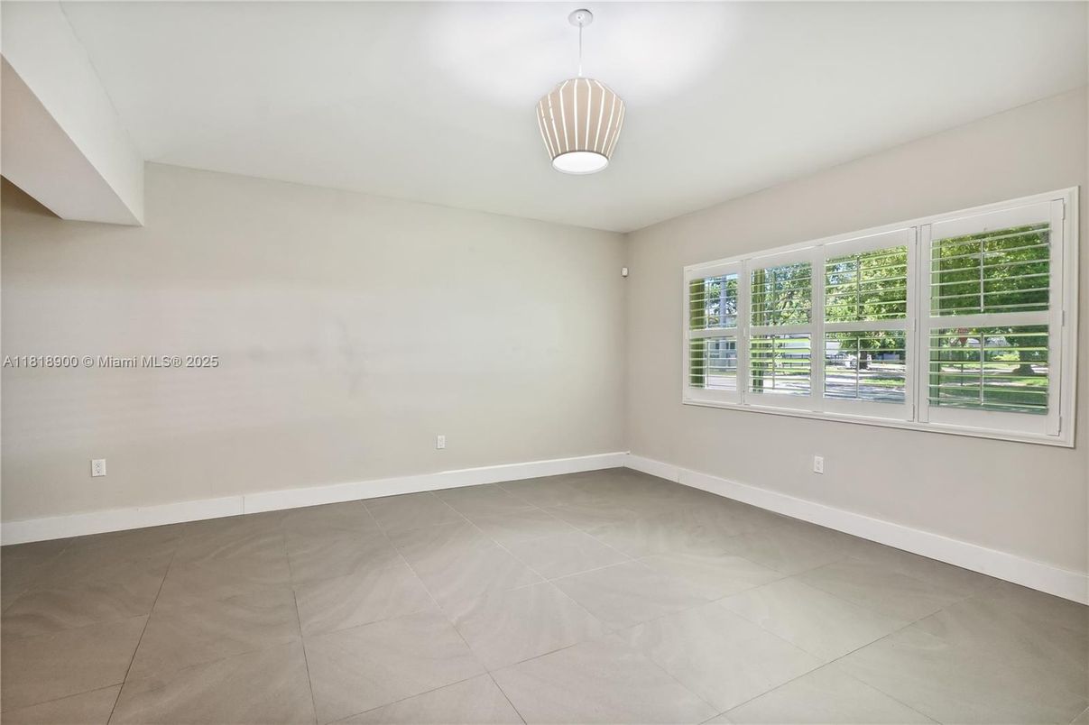 Empty room, Interior, Pendant Lights