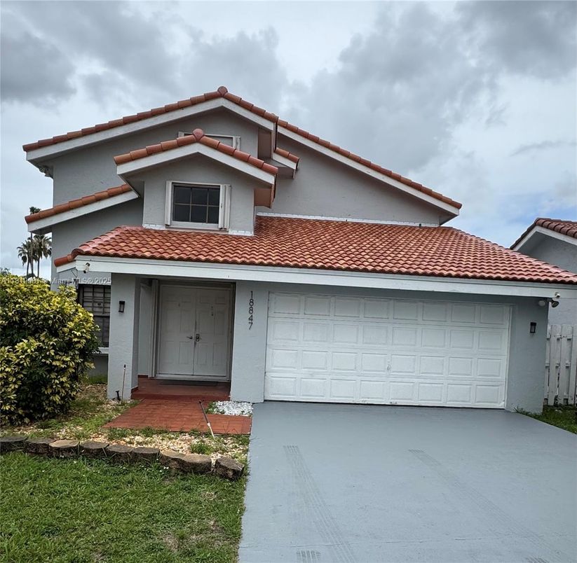 Attached, Exterior, Facade, Mediterranean
