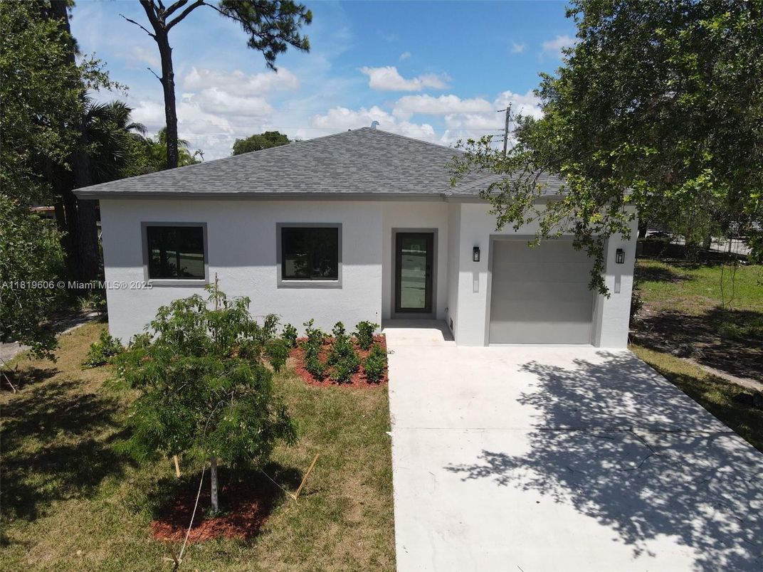 Attached, Exterior, Facade, Ranch