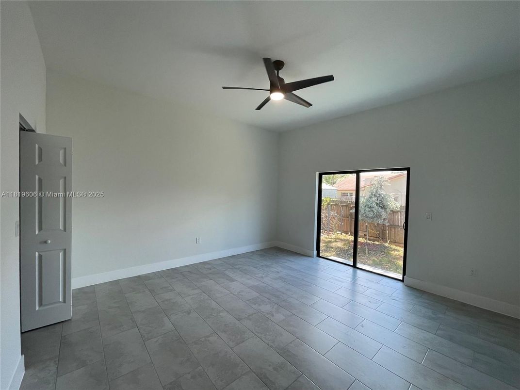 Empty room, Interior
