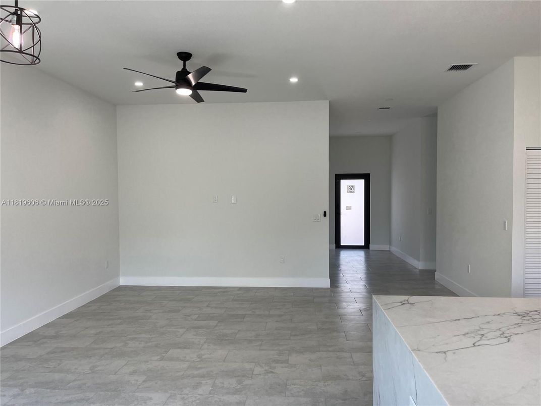 Empty room, Interior, Recessed Lighting