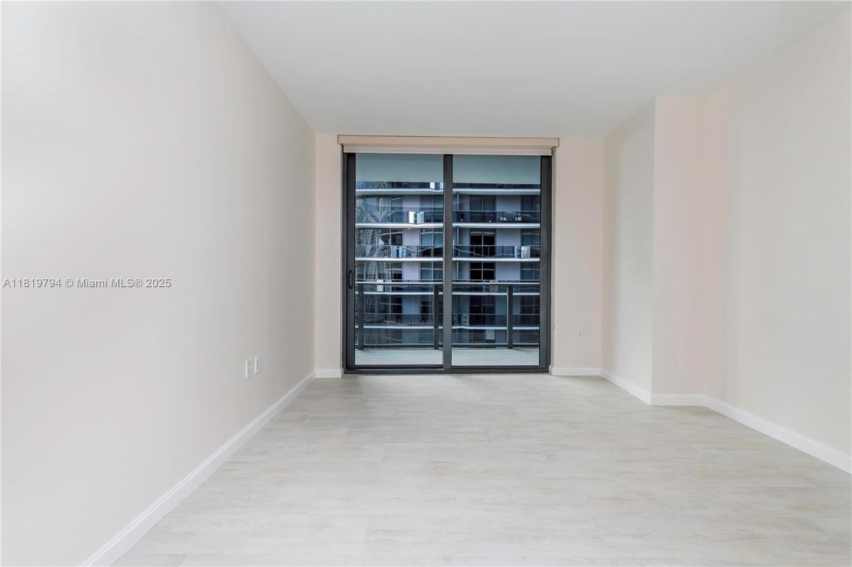 Empty room, Interior
