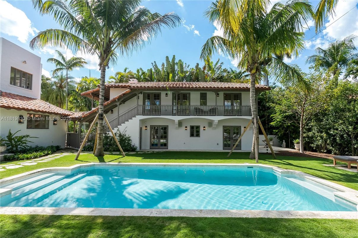 Exterior, Playground, Pool