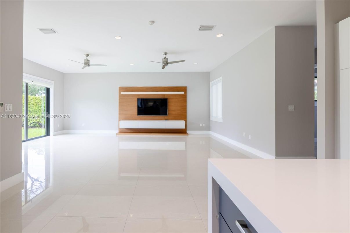 Empty room, Interior, Recessed Lighting