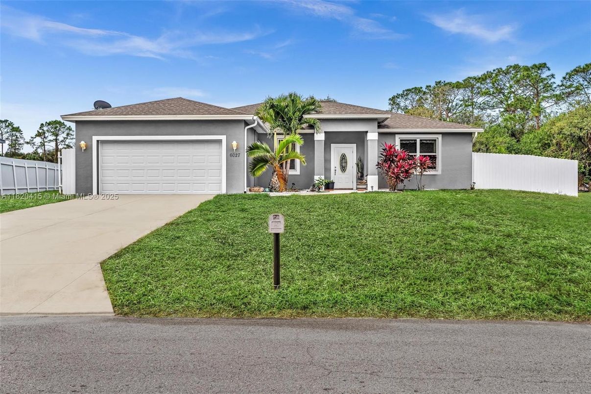 Attached, Exterior, Facade, Ranch