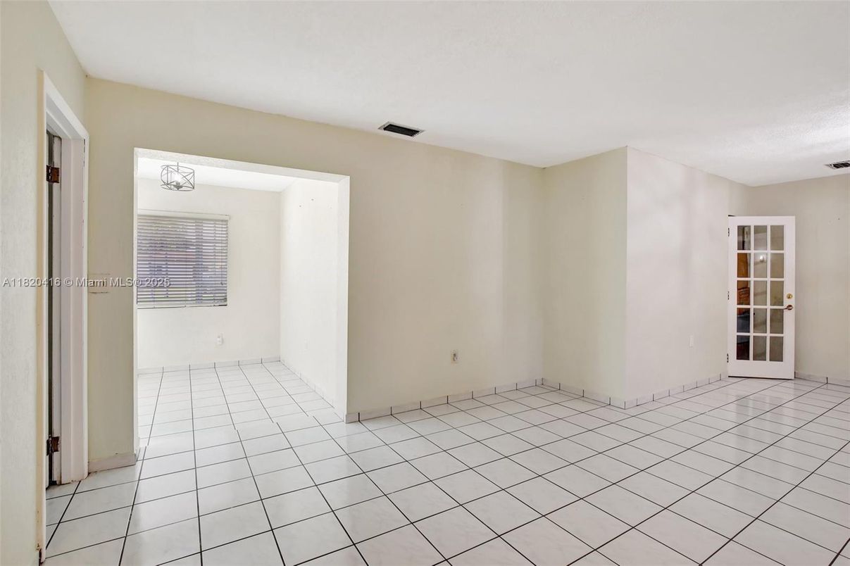 Empty room, Interior