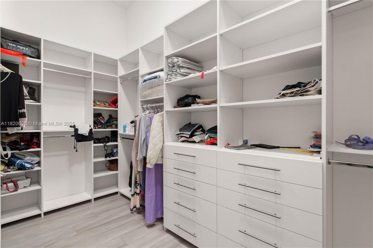 Interior, Walk-in Closets, Wood Texture Flooring