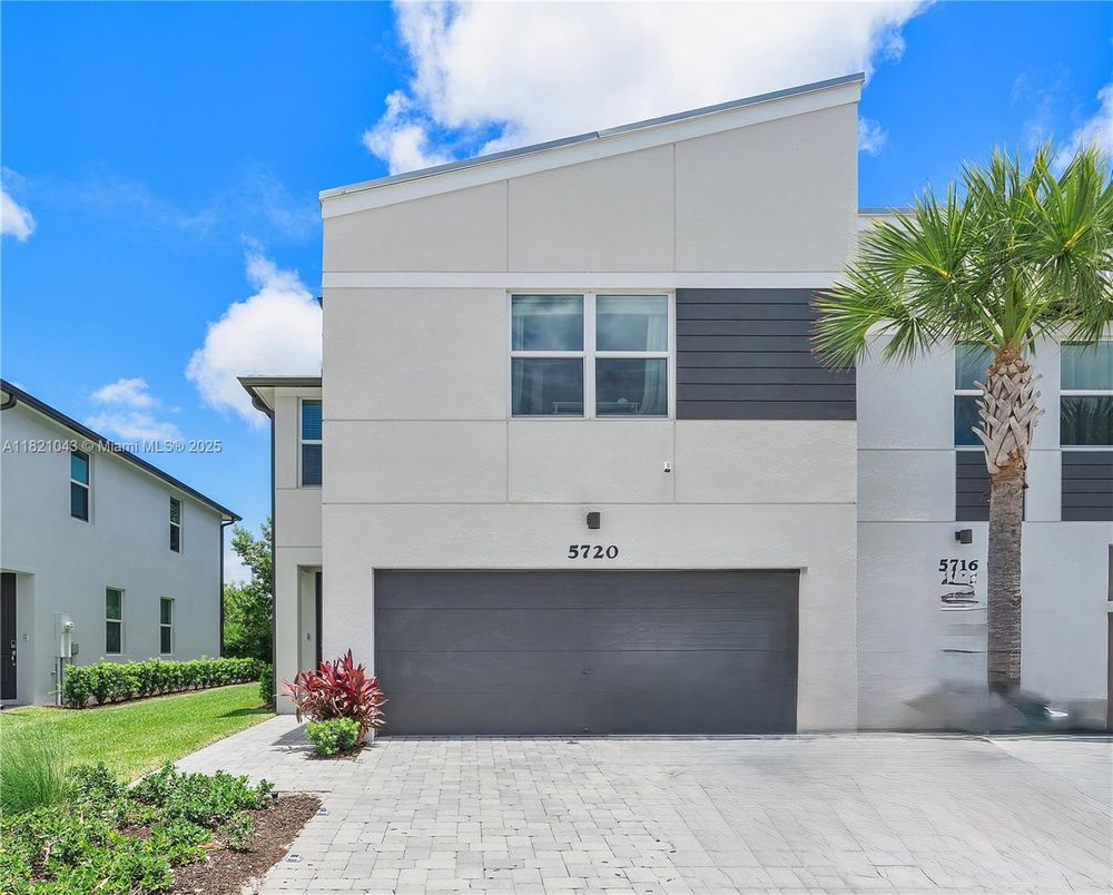 Attached, Exterior, Facade, Modern