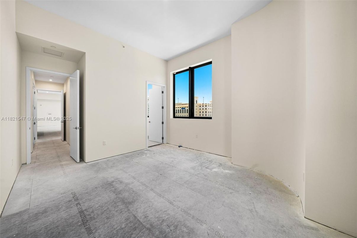Empty room, Interior