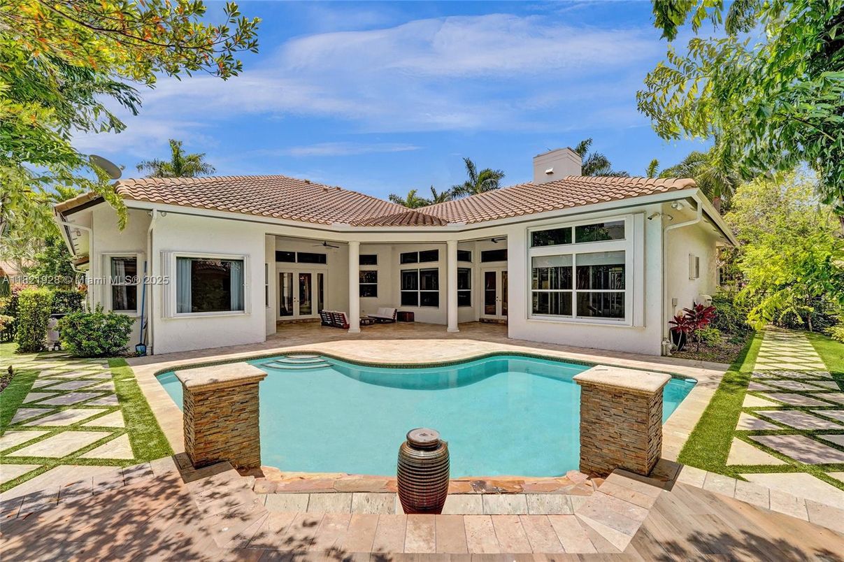 Exterior, Pool