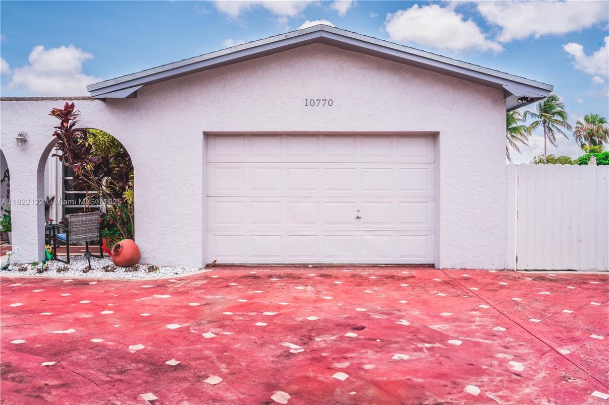 Detached Garage, Exterior
