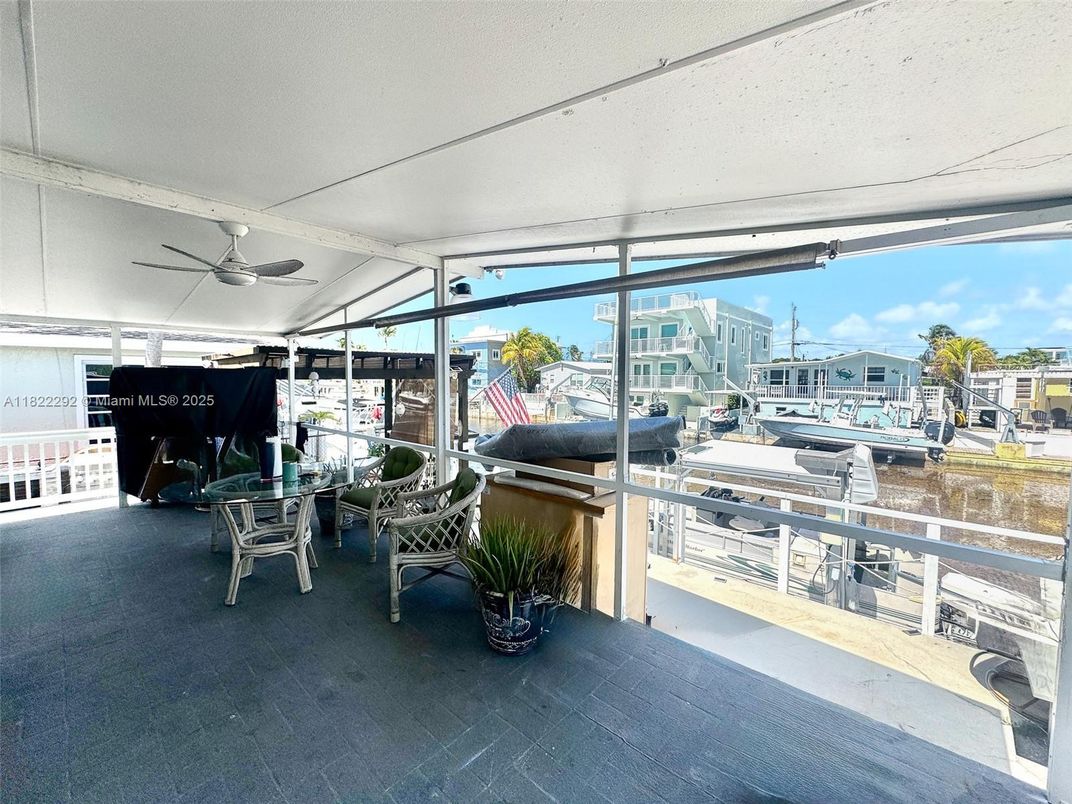 Exterior, Interior, Sun Room, Water