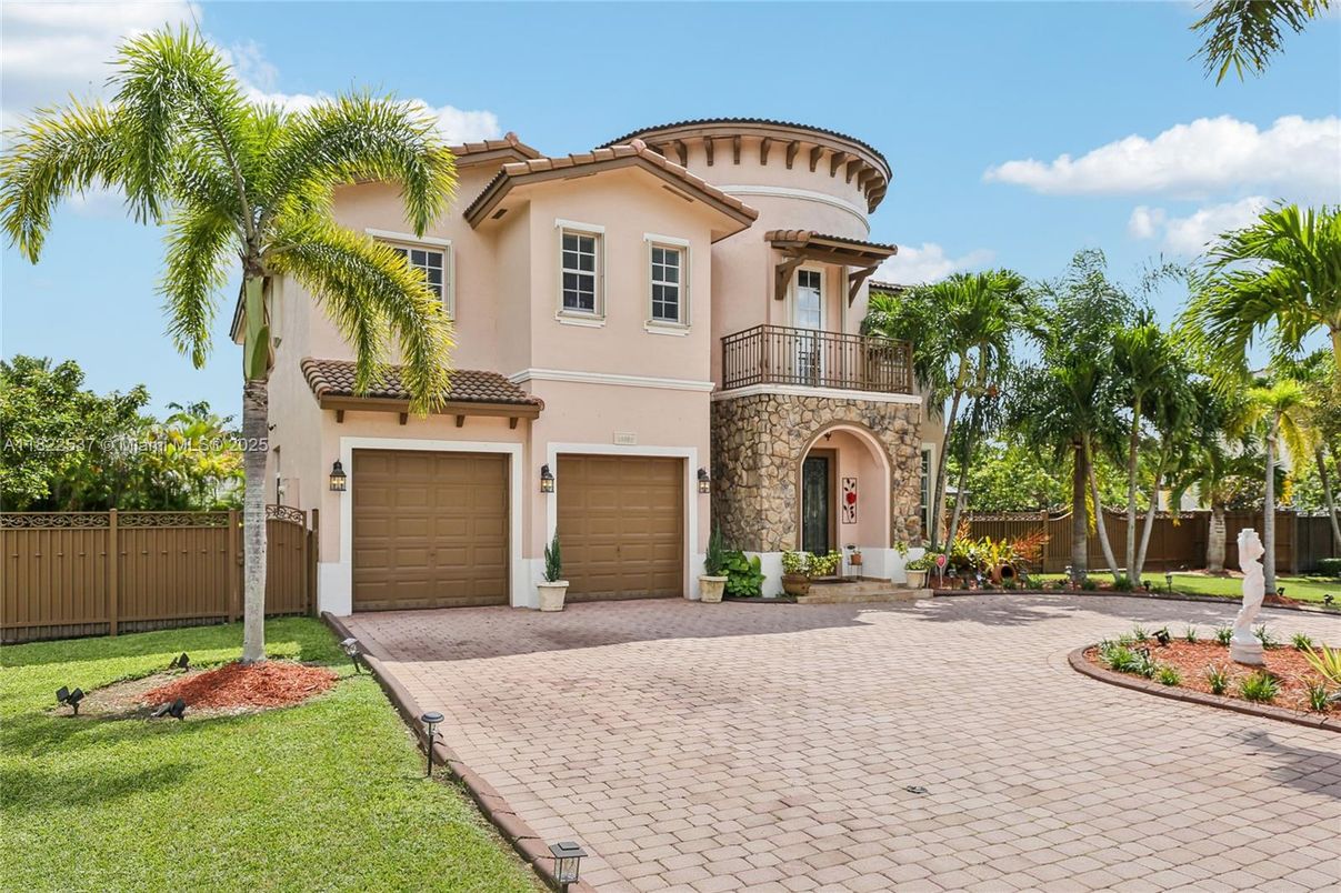 Attached, Exterior, Facade, Mediterranean
