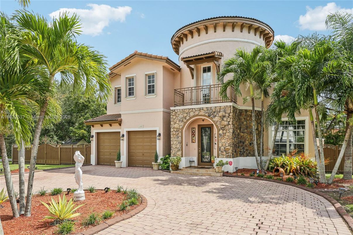 Attached, Exterior, Facade, Mediterranean