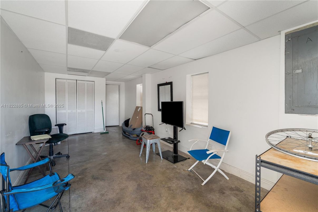 Home Office, Interior