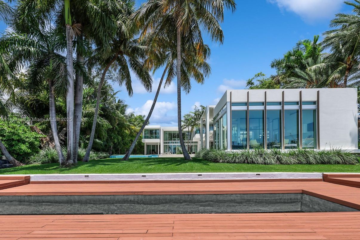 Backyard, Exterior, Facade, Modern