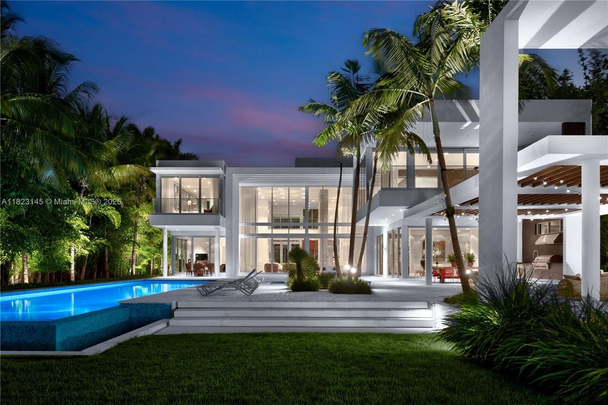 Exterior, Facade, Pool, Modern
