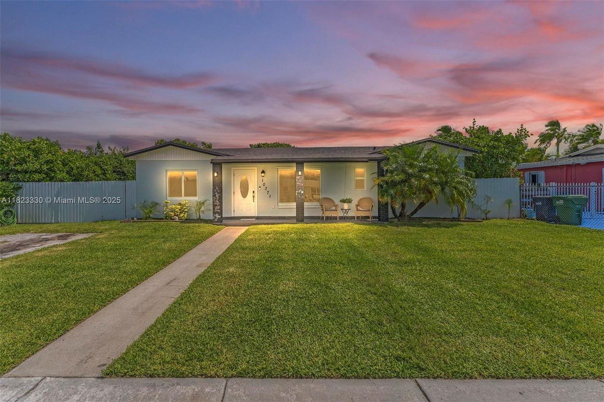 Backyard, Exterior, Facade, Ranch
