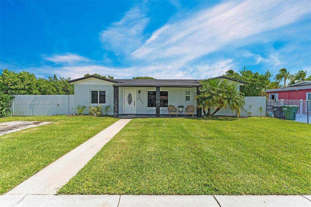 Backyard, Exterior, Facade, Ranch