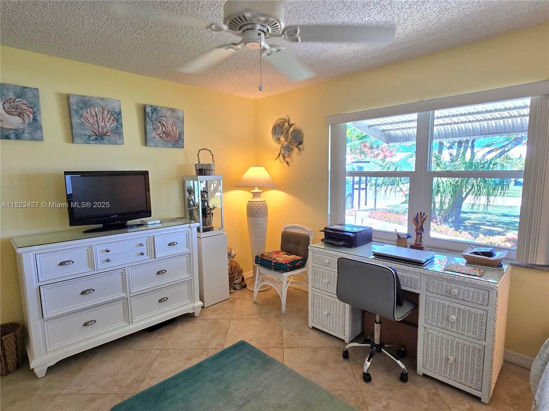 Home Office, Interior
