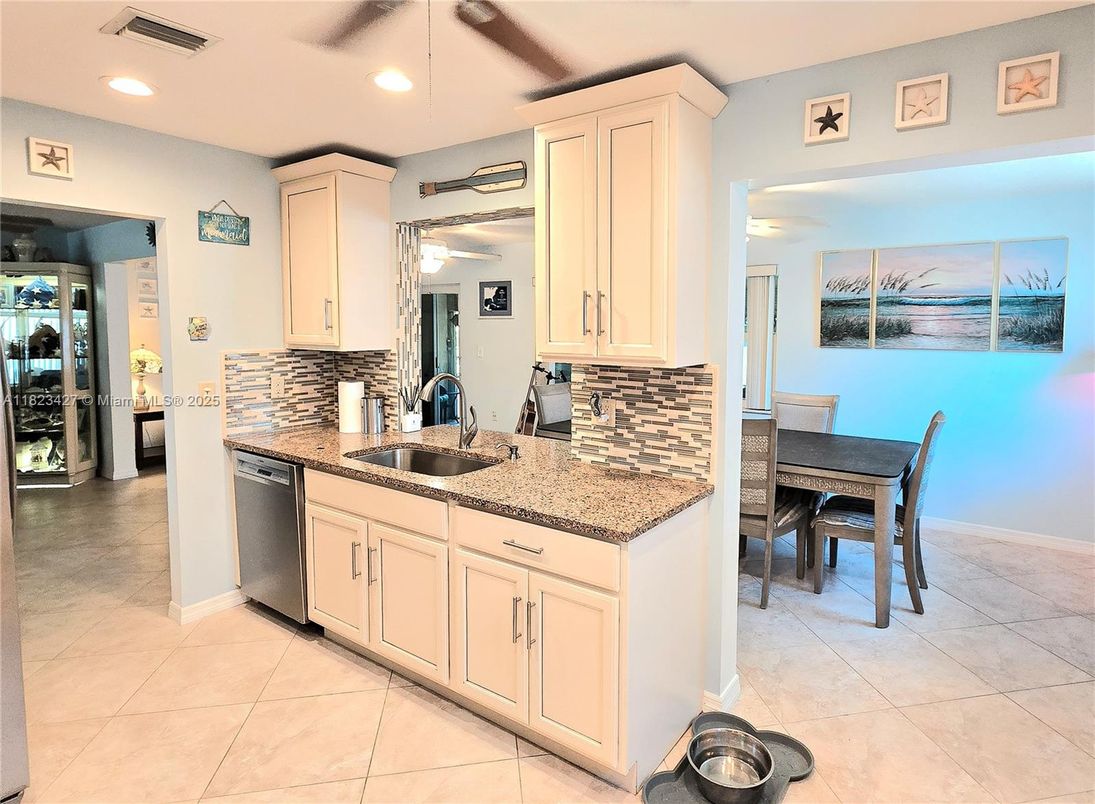Dining room, Interior, Kitchen, Recessed Lighting