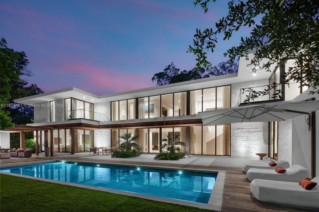 Exterior, Facade, Pool, Modern