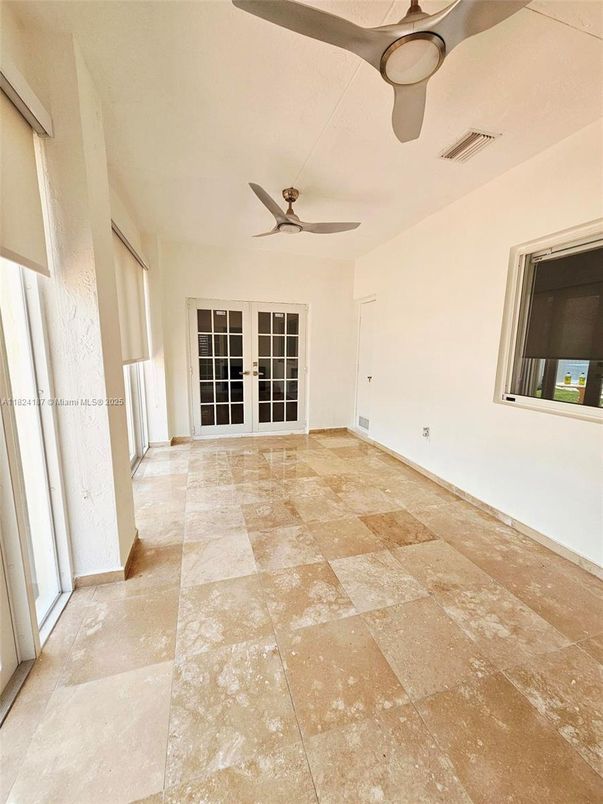 Empty room, Interior