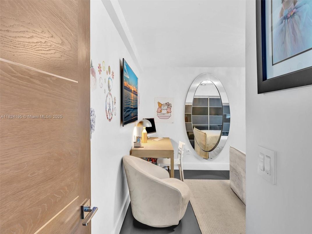 Home Office, Interior